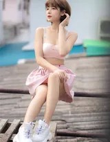 Anchalee Wangwan身着黑色蕾丝内衣在球场边回眸，手持网球拍展现动感曲线