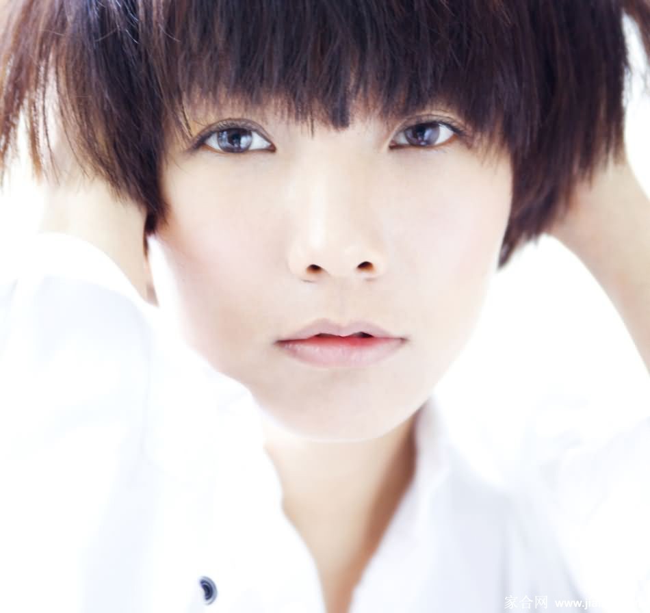 王珞丹侧首凝思，柔和光线勾勒出她精致的下颌线与颈肩曲线，仿佛沉浸在静谧的独白中
