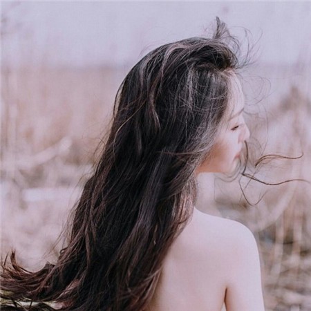 暮色四合，一位长发女孩独自立于天台，她的背影融入昏黄的天光，仿佛承载着一天未尽的话语与期待。