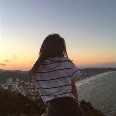 昏暗的电影院，光束穿过空气，女孩靠在椅背上，背影在荧幕变幻的光影中忽明忽暗，仿佛沉浸于别人的故事，流着自己的泪。
