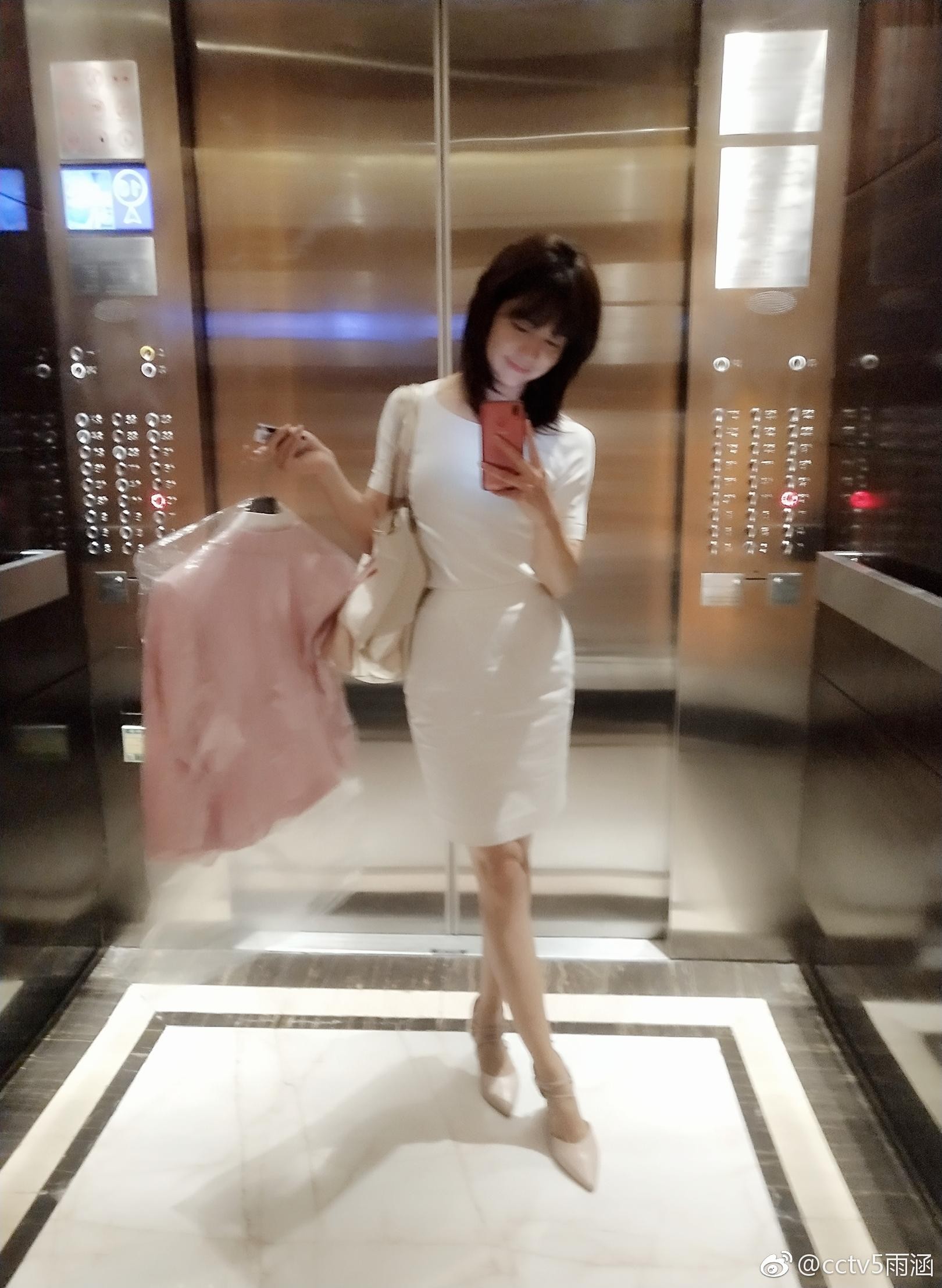 程雨涵手持话筒甜美微笑，与观众亲切互动