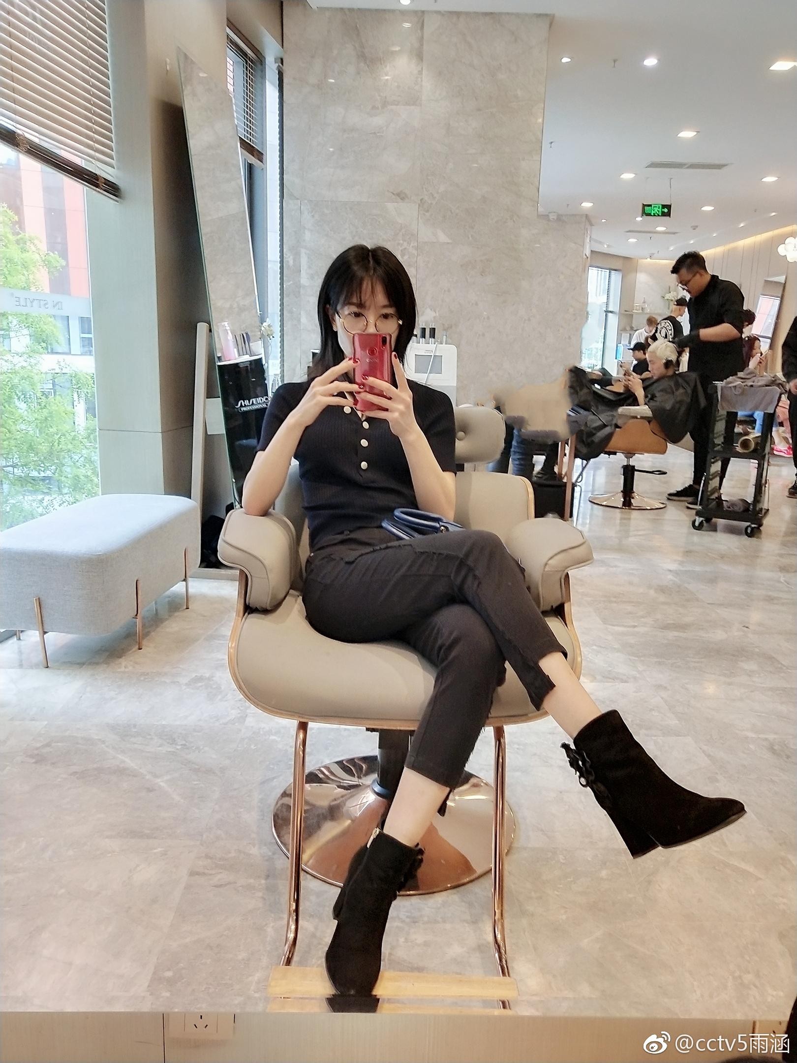 程雨涵举手示意，舞台气场十足震撼