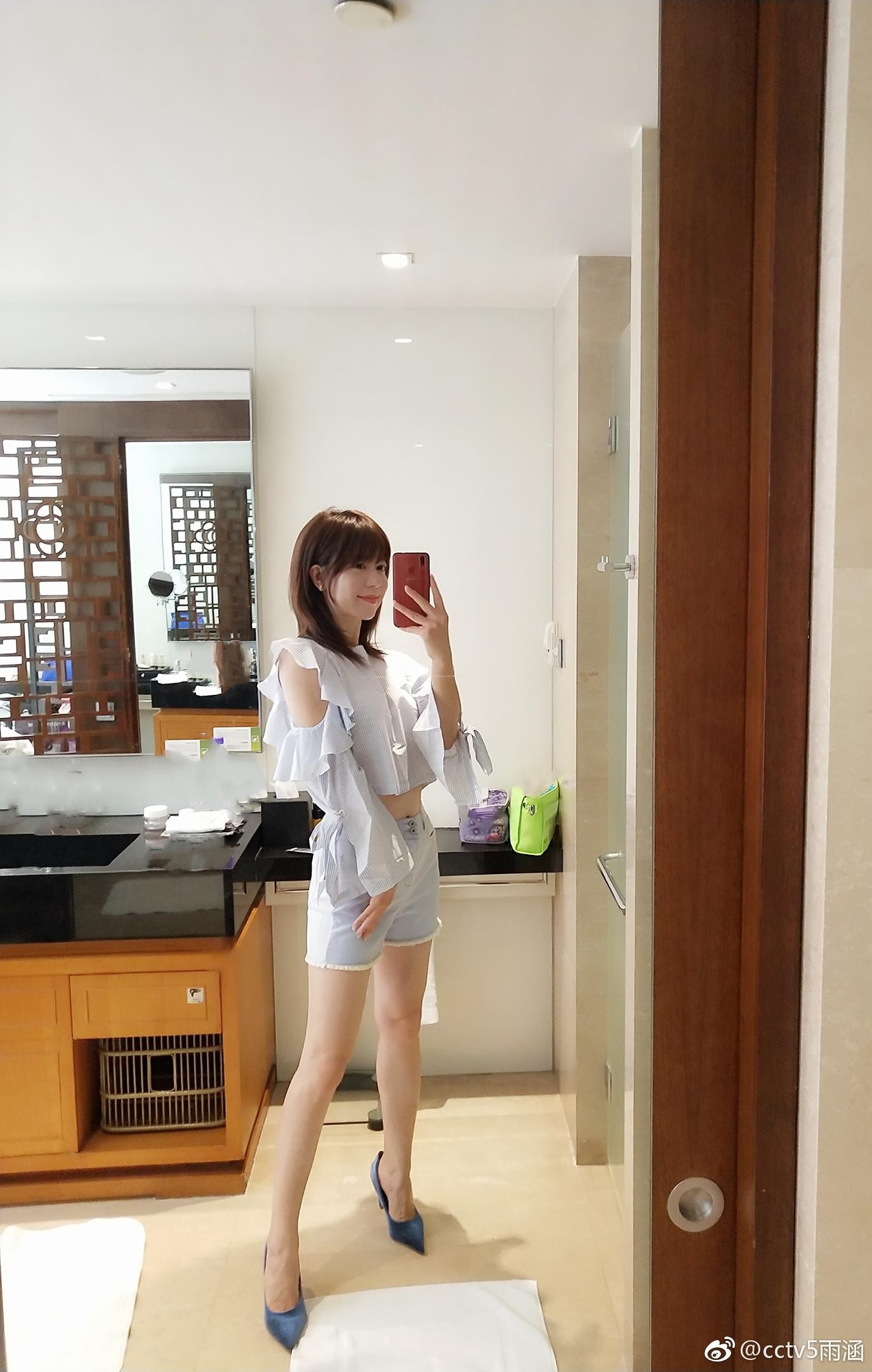 程雨涵手持卡片认真主持，专业形象深入人心