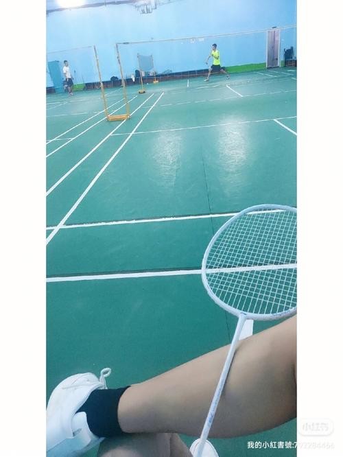 都市男子于黄昏时分独倚阳台，举杯对饮天际最后一抹余晖