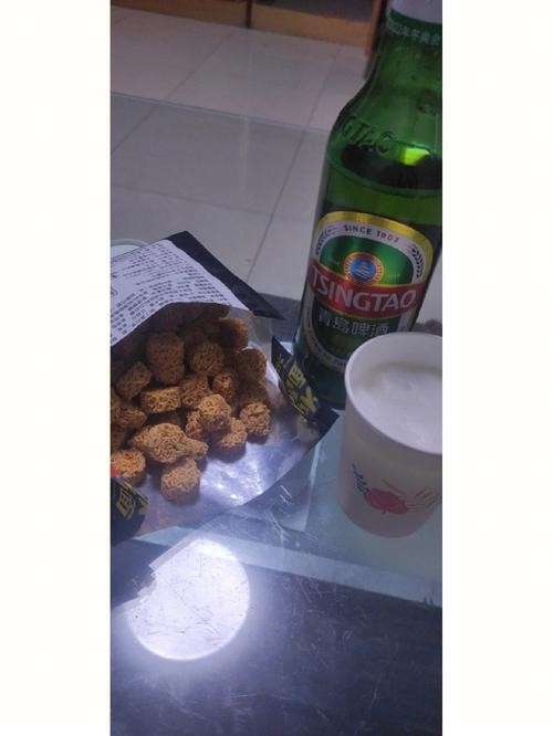 孤独男子在酒吧角落借酒消愁，眼神迷离望向窗外夜色