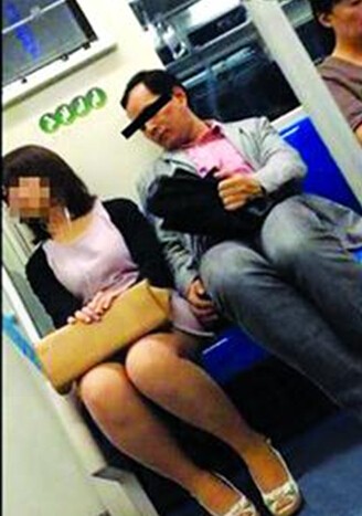 网友曝光照片对比，同一名疑似‘咸猪手’男子在不同时期的地铁上均有类似贴近女乘客的行为