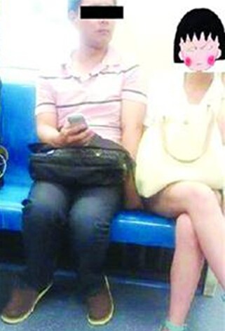 新闻视频截图，公交车上，一名白衣男子的手部在女乘客身后徘徊，神色慌张地四处张望