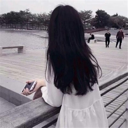 街角一隅：细雨打湿昏黄的街道，一个撑着伞的背影渐行渐远，朦胧的光晕渲染出都市夜归人那份疏离而坚定的心情。