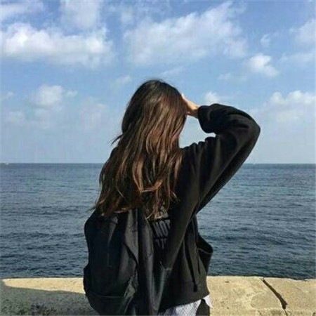 晨雾之光：破晓时分，薄雾笼罩田野，一个朦胧的身影面向初升的太阳，暗色调的背景与一线暖光形成对比，象征着希望总是在沉寂后诞生。