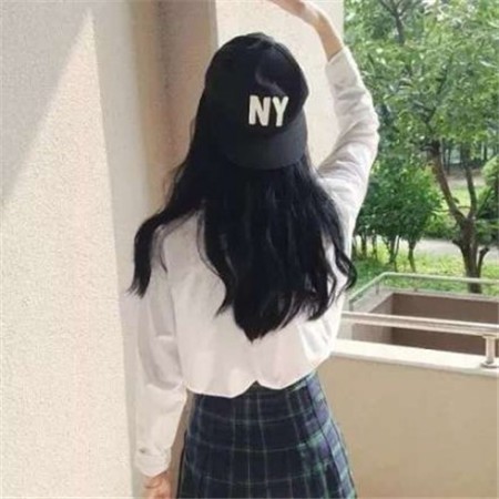逆光之翼：强烈逆光勾勒出人物清晰的轮廓，发丝与衣角仿佛在发光，尽管面容隐匿，却充满了一种向往光明、挣脱束缚的动感与力量。