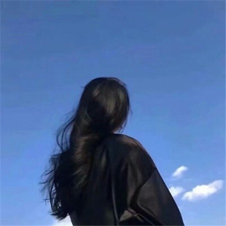 月下遥思：夜幕低垂，一轮明月当空，小小的人影立于空旷之地，仰望着星空。巨大的空间感衬托出个体的渺小与内心的浩瀚沉思。
