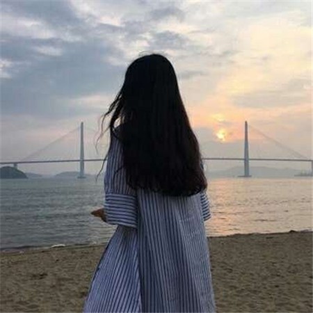 旅途之间：在延伸至天际的公路或铁路旁，一个背着行囊的背影正在前行，画面充满故事感，仿佛是关于追寻、离别或新征程的无言诉说。