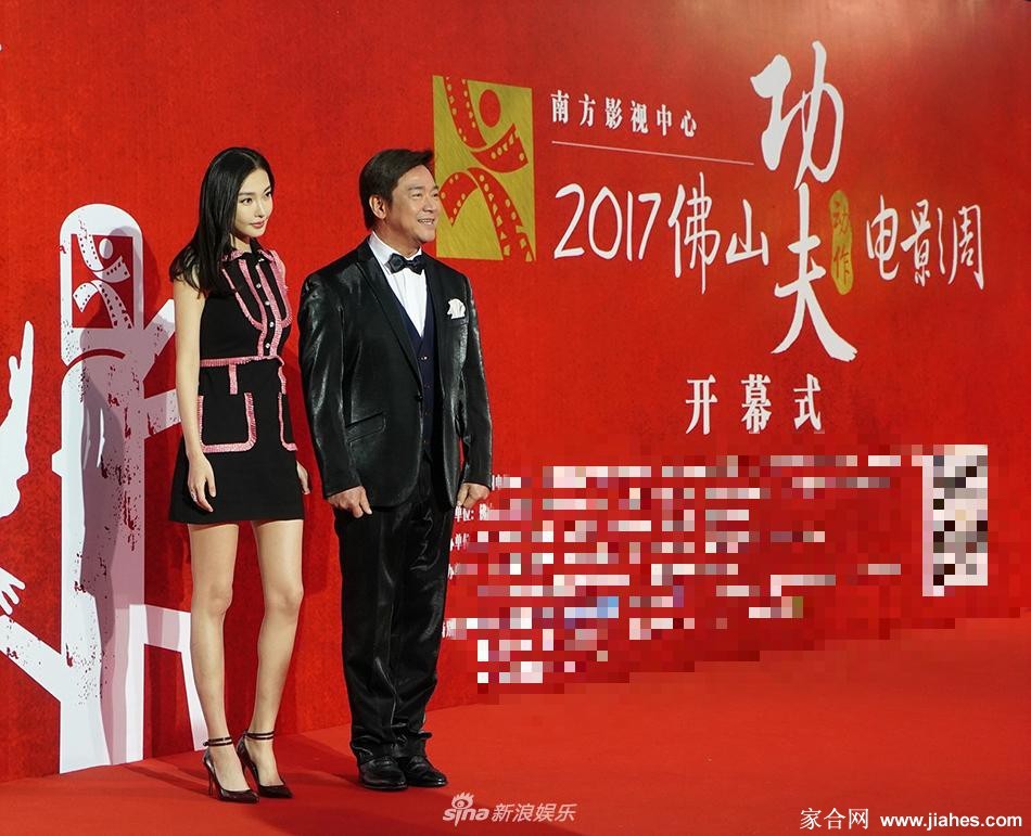童菲足尖轻点恨天高，尽显都市摩登气场