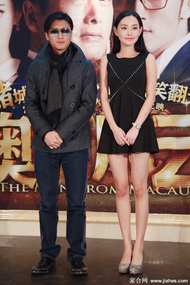 童菲侧身回眸，逆光中美腿线条如诗如画