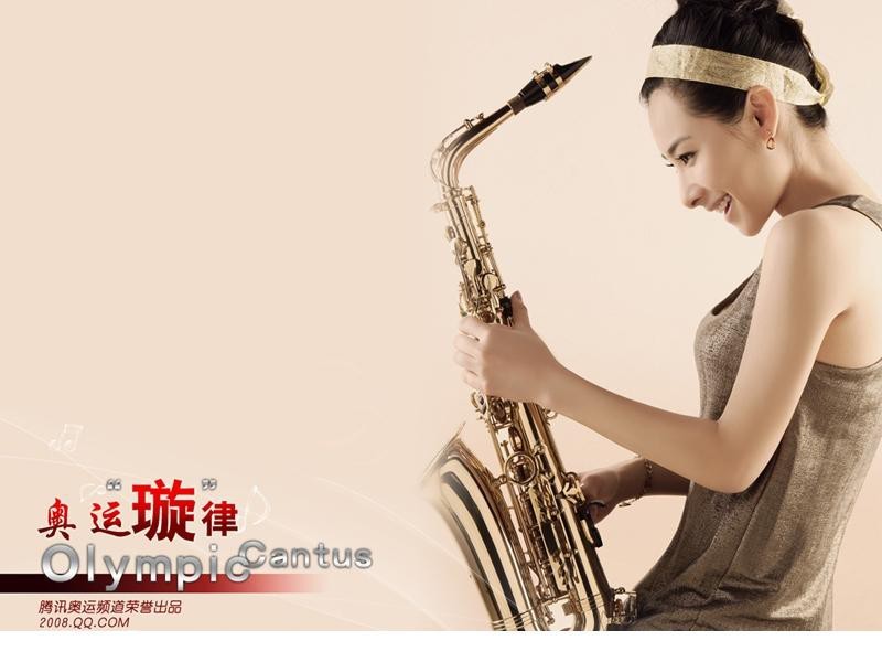 刘璇舒展身体做出优美的手部舞蹈动作，表情专注而投入，仿佛沉浸在艺术世界中