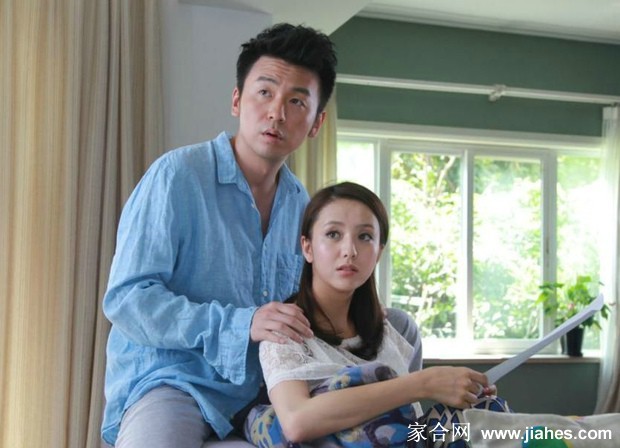 安琪身穿职业装手持文件走在办公走廊，步履匆匆神情专注，展现了都市职场女性的干练一面