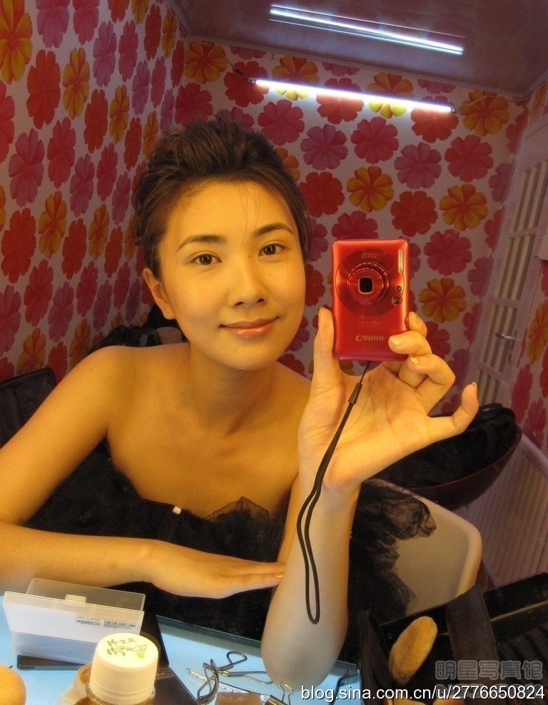 边潇潇以柔美卷发造型出镜，身着粉色系服装，于温馨家居环境中展露温婉笑意