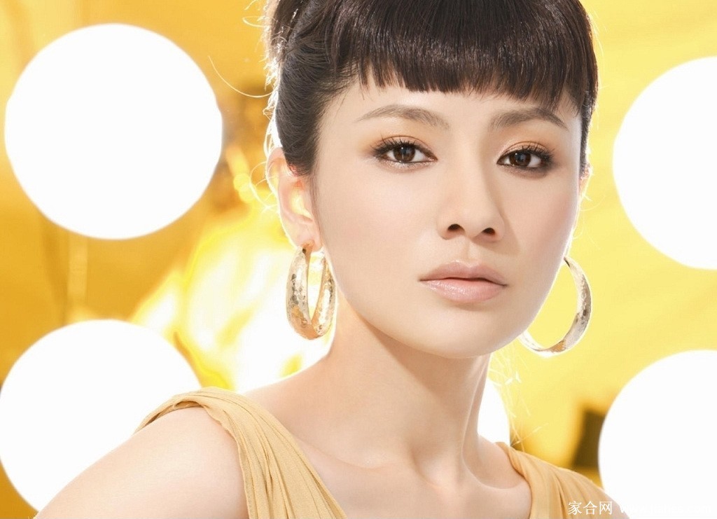 胡可绽放温暖笑容，清新如初春阳光