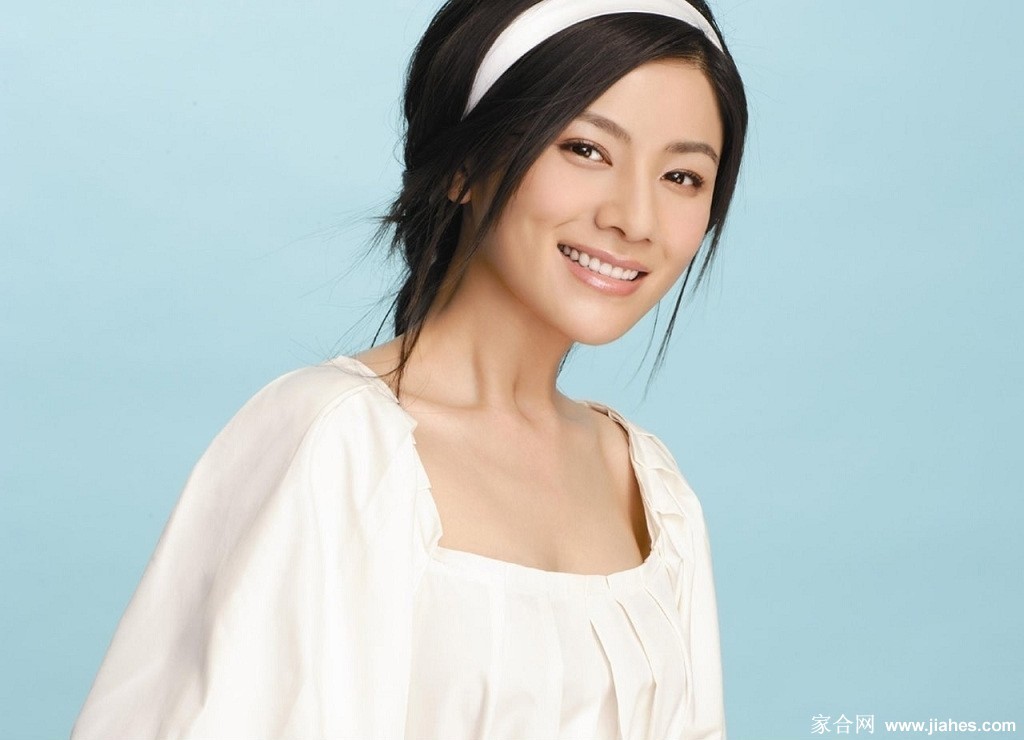 胡可在自然光线下，笑容灿烂如花