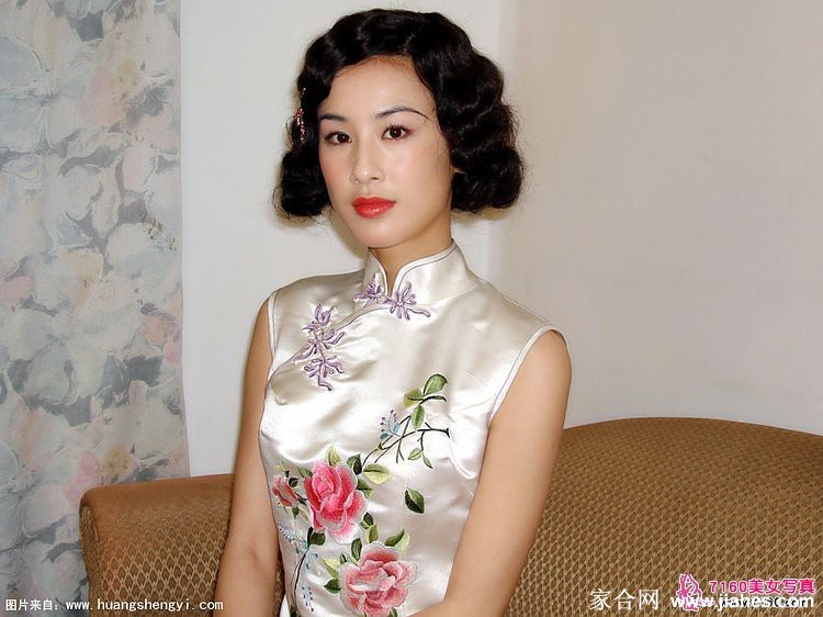 黄圣依近距离特写眼眸含笑意，散发亲切温柔迷人魅力