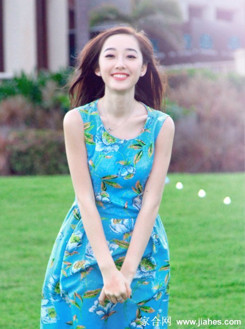午后阳光下，蒋梦婕手持一书静静阅读，垂坠的裙摆散落草地，构成一幅充满知性美与岁月静好的迷人画面。