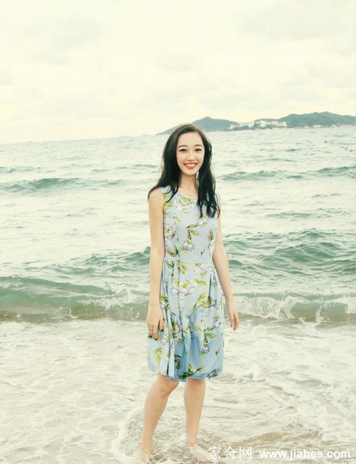 蒋梦婕坐在花园的长椅上闭目小憩，唇角含着一抹若有似无的笑意，温暖的阳光亲吻她的脸颊，画面洋溢着静谧的幸福。