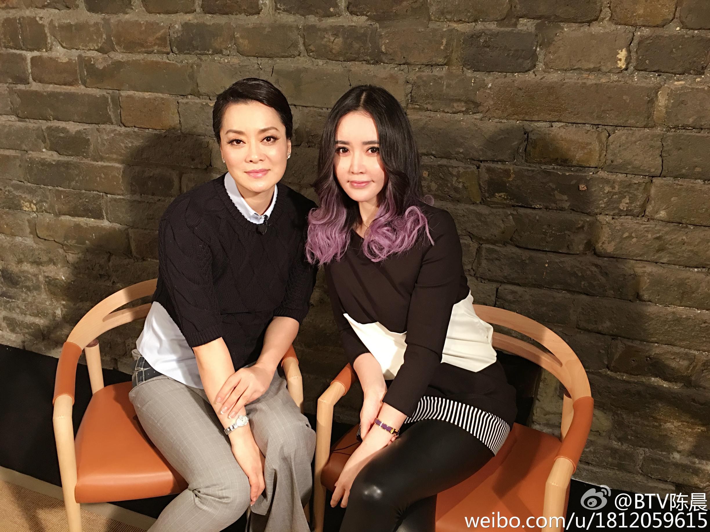 陈晨与工作团队沟通协调 展现幕后专业协作一面