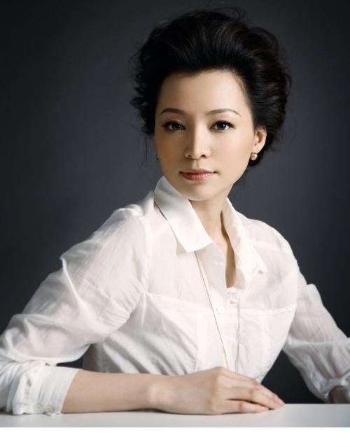 董卿静坐窗边，光影交错间尽显静谧书香气质
