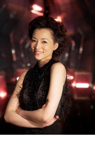 董卿背影窈窕立于光影中，意境悠远引人遐思