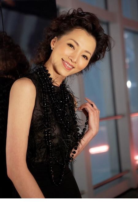 董卿身着素雅服饰漫步，步履间流露从容自信