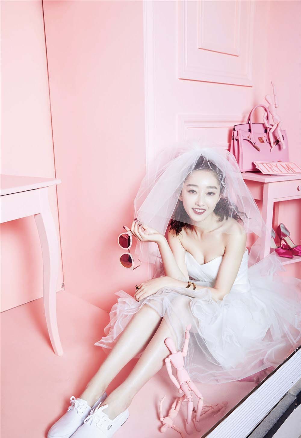 蒋梦婕粉色梦境写真展露多面魅力