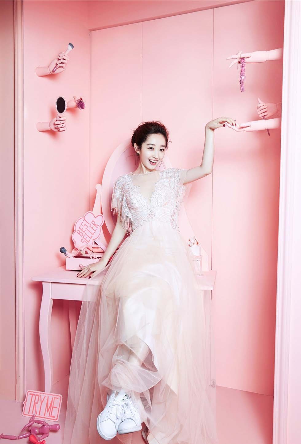 蒋梦婕托腮微笑置身柔和光晕中，宛如沉浸在粉色童话里的公主