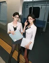 在站台的等候线前，两人静静伫立，列车即将进站的风拂起发丝，她们的身影在光滑地面上投下长长的倒影，静谧中充满力量。