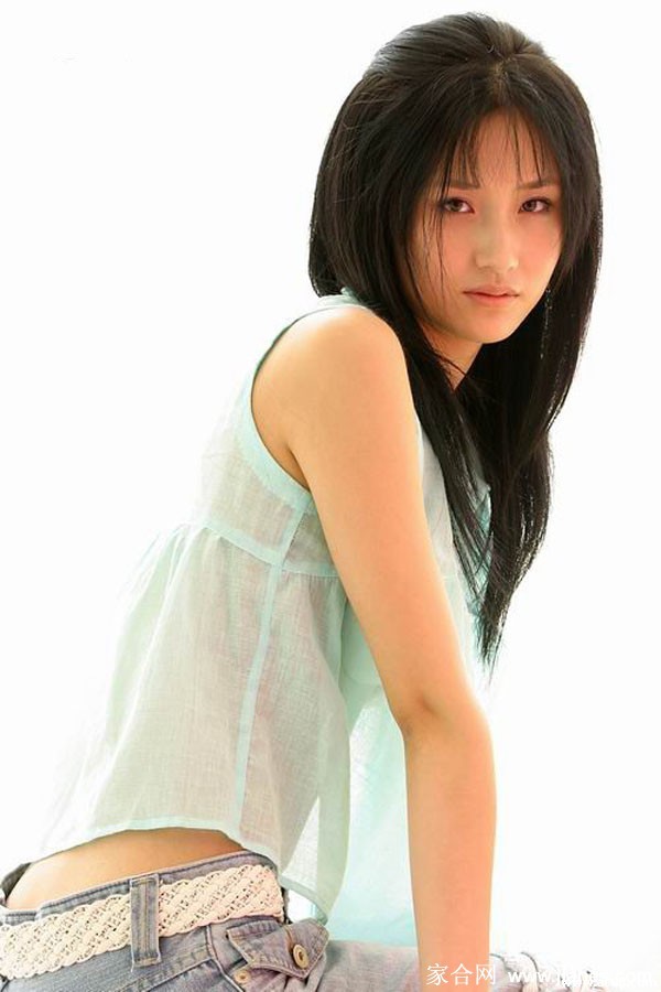 蓝心妍花园牛仔写真释出 光影交织展露率性自然魅力