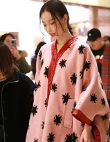霓羽轻摇似天鹅漫步 倪妮粉绒长衫诠释慵懒时尚美学