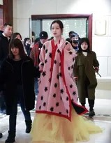 倪妮正面驻足，粉色长毛衫的蓬松质感与简约内搭形成巧妙对比，自信气场油然而生