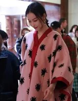 镜头捕捉倪妮行走瞬间，长毛衫下摆随风轻扬，步履间流露从容与优雅
