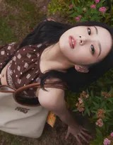 包上恩抬头凝视上方树叶，侧颜轮廓在光影中分外柔美，仿佛正沉浸在夏日树林的静谧与美好之中
