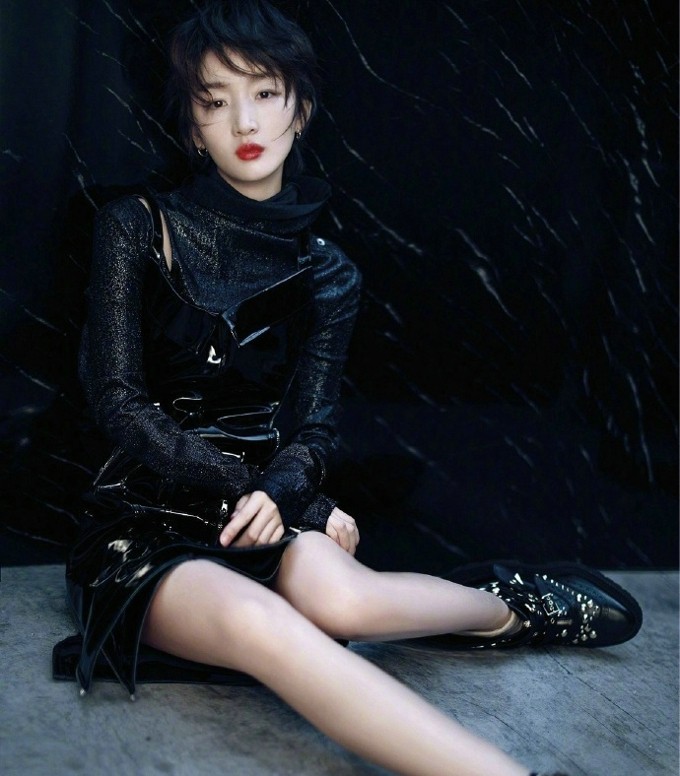 周冬雨侧身回眸，光影勾勒出精致轮廓，眼神中透露出故事感与静谧