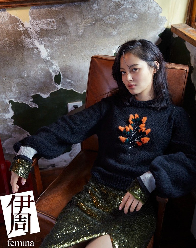 辛芷蕾短发利落，以坚定而深邃的目光凝视镜头，展现内在的力量与自信