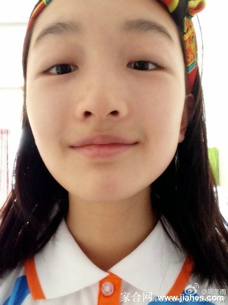 周冬雨置身于超市货架间，身穿oversize毛衣，手拿零食对镜头做鬼脸，生活化场景中透出无限玩趣
