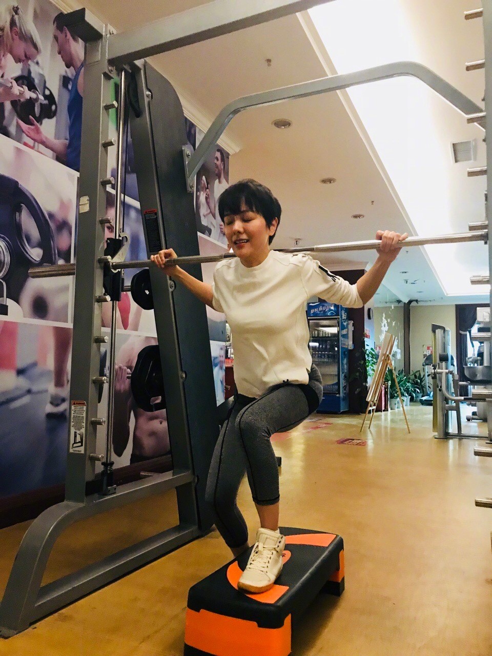 杨乐乐对镜自拍，短发清爽，运动背心展现健康活力，眼神明亮坚定