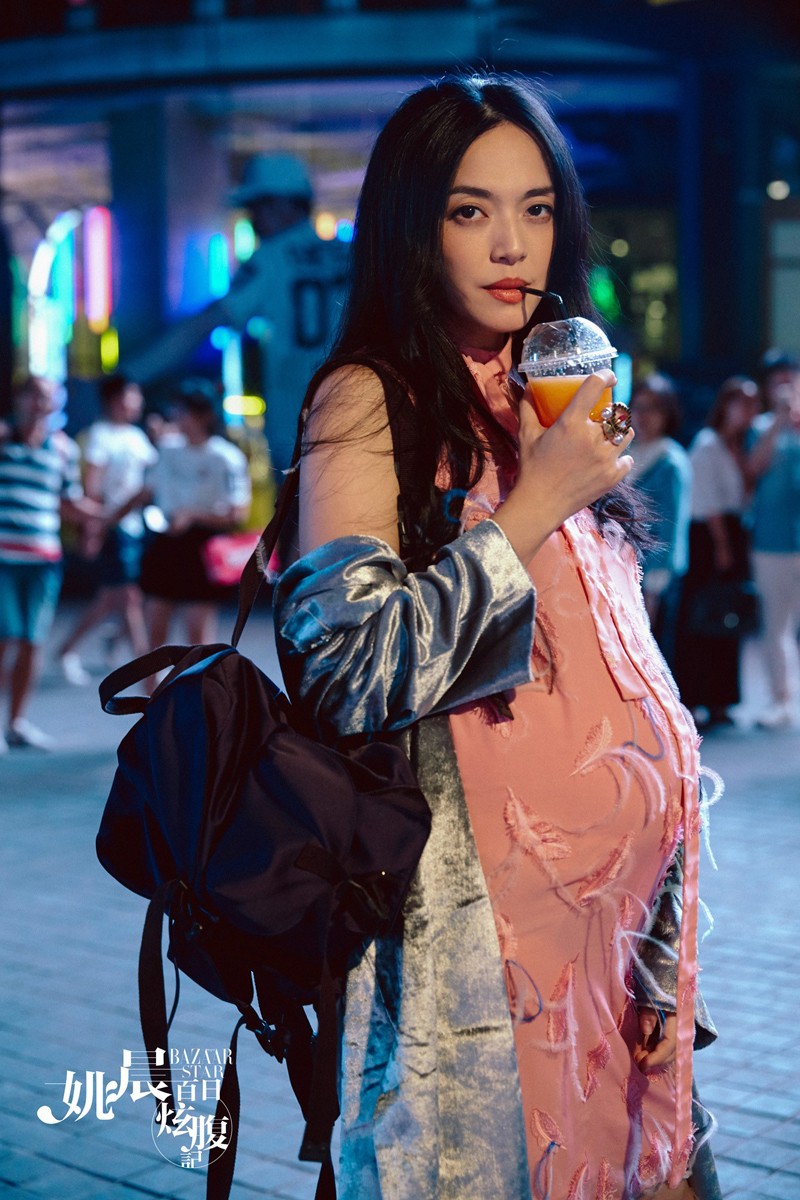 光影拂过她的礼服与墙面，姚晨在斑斓涂鸦中驻足，仿佛一位从古典画册走入现代街区的时尚旅人。