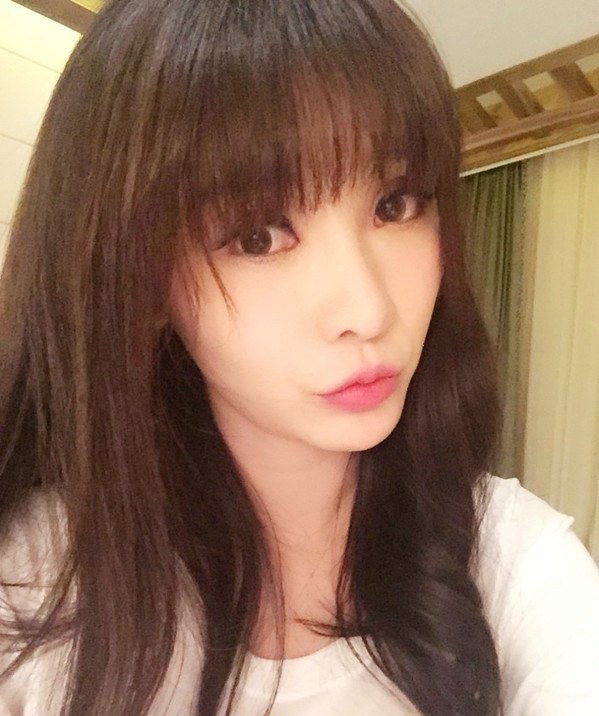 柳岩轻托脸颊嘟嘴卖萌，俏皮表情尽显活泼少女心