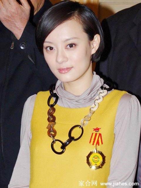 孙俪回眸瞬间，短发随风轻扬眼神清澈