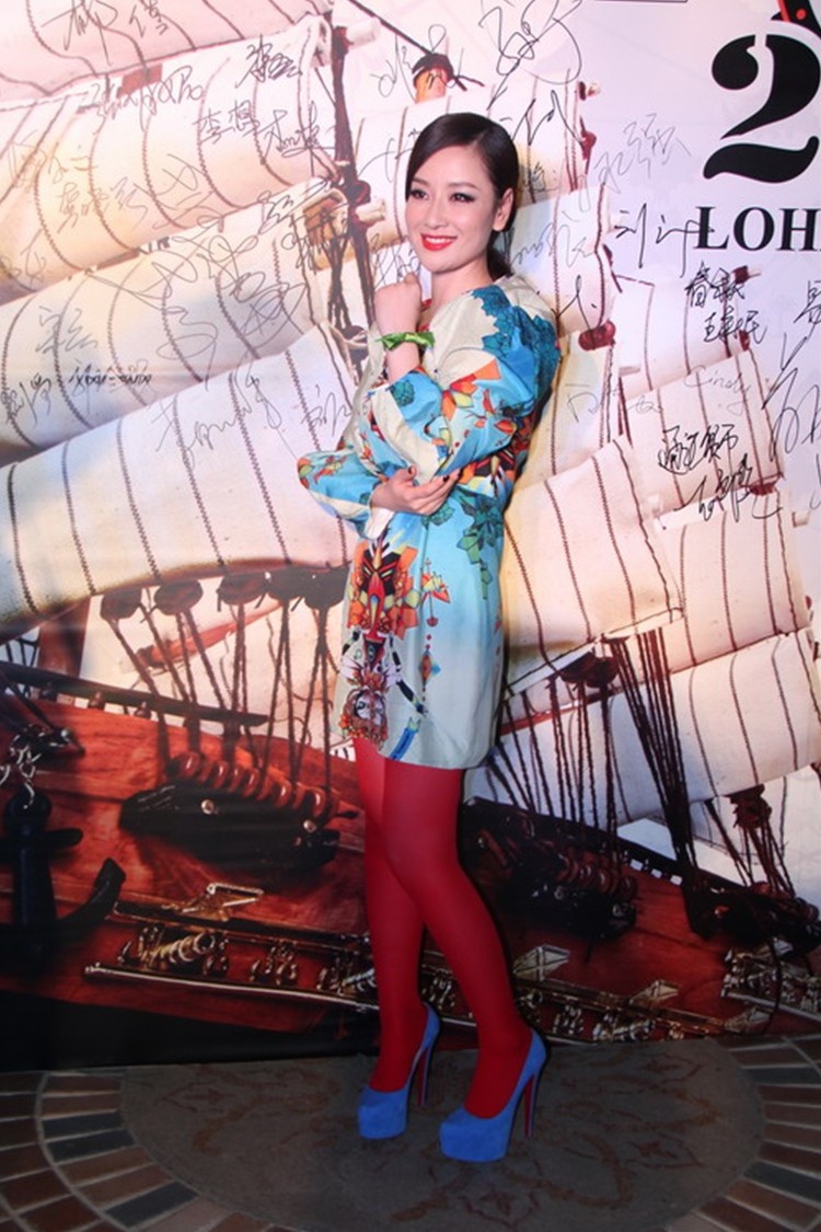 孙宁扶墙而立姿态放松 黑色丝袜映衬修长美腿