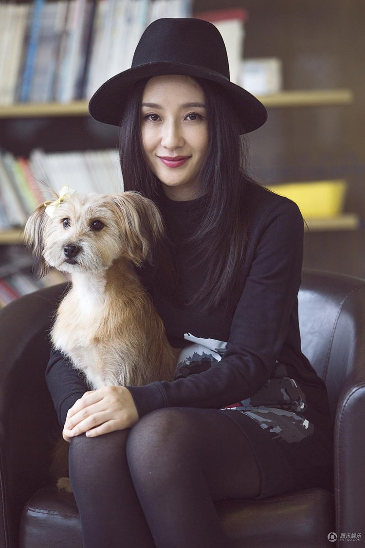 孙宁背影窈窕走向深处 尽显完美腰臀比例与腿部线条