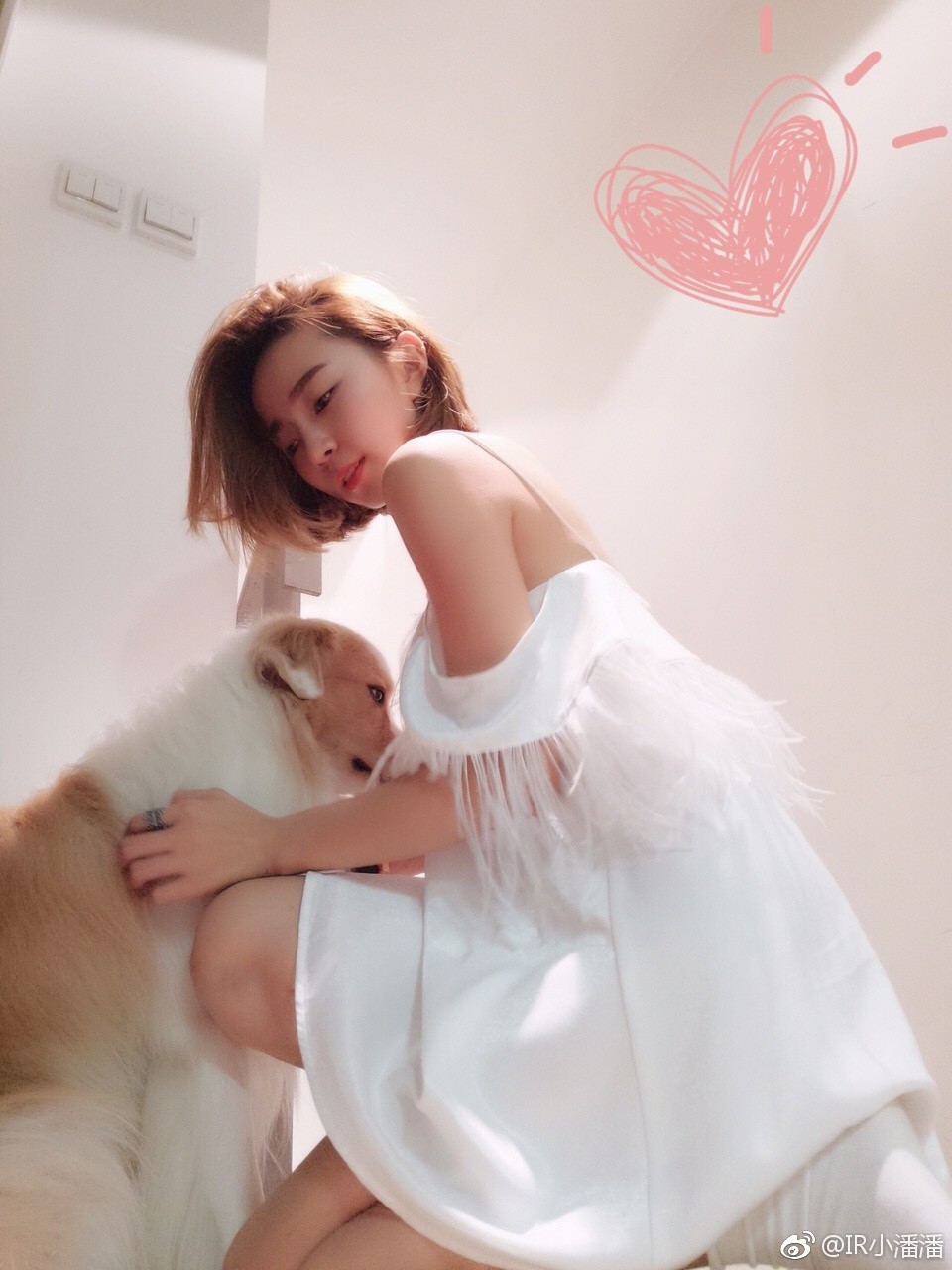 小潘潘坐于高脚凳上，蕾丝裙摆轻垂，展现慵懒而妩媚的瞬间