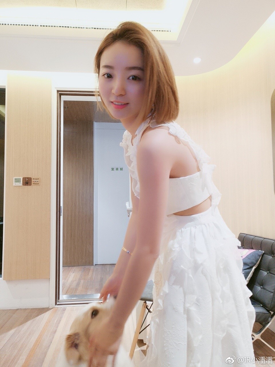 小潘潘身着透视蕾丝裙漫步，裙摆摇曳步伐轻盈宛如暗夜精灵