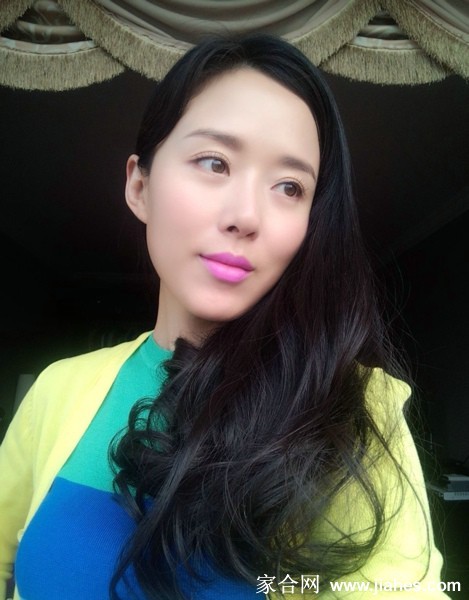 颜丹晨以清新自然的妆容出镜，身穿简约白色T恤，展现如同夏日微风般舒适干净的邻家女孩形象